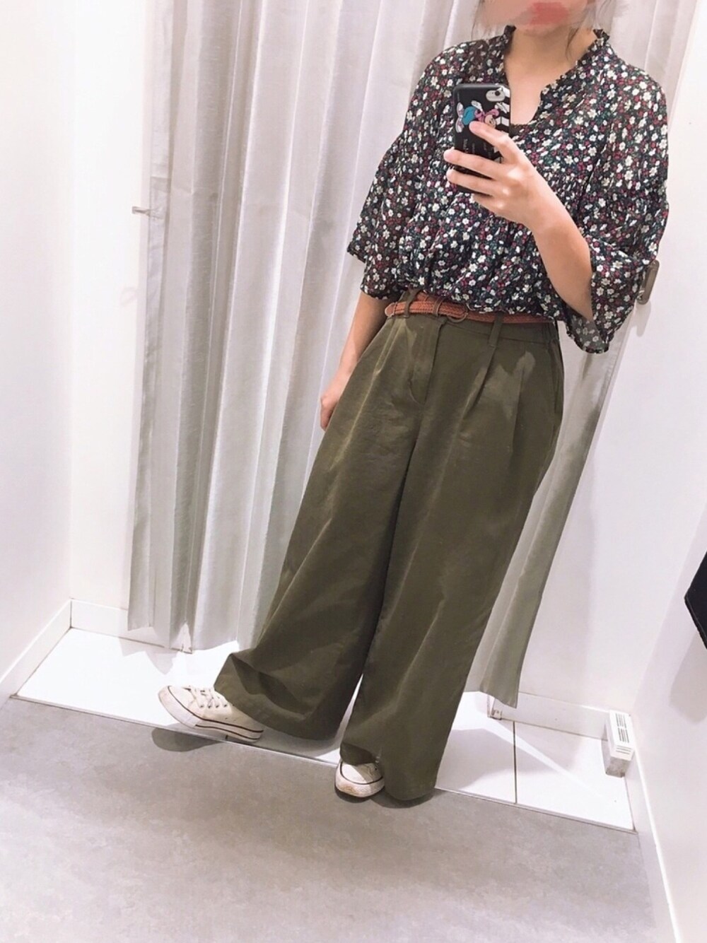 「シンプル、オトナカジュアル、ootd、studio clip、花柄、ブラウス、カーキ、ワイドパンツ」｜「studio CLIPのシフォンフラワープリントブラウス（シャツ/ブラウス、ブルー系）」を使った、m a n a m i さん（レディース・160cm）の夏コーディネートの1枚目の写真