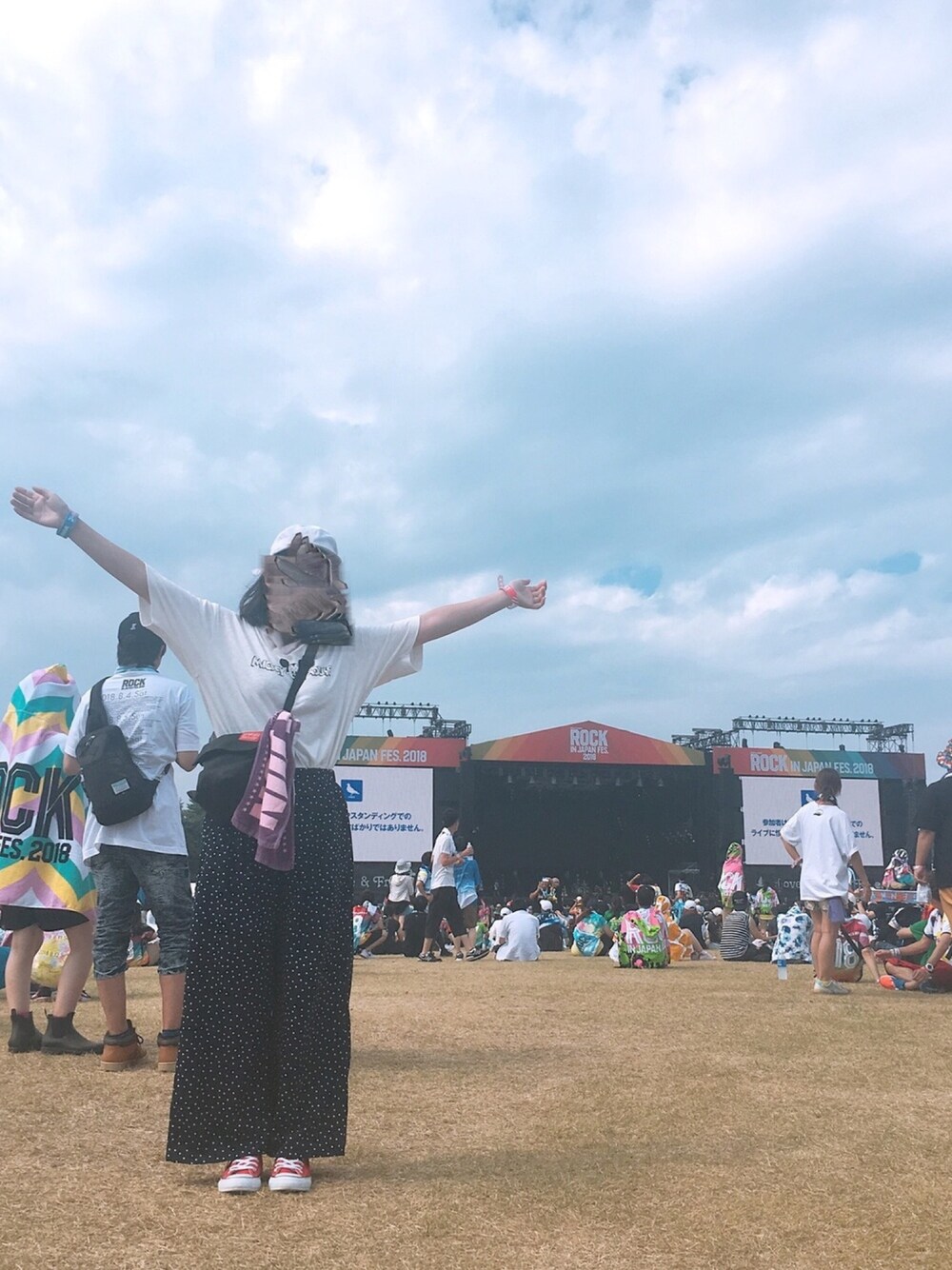 「フェススタイル、ロッキン、rijf2018、プチプラ、GU、ミッキー、ドットパンツ、赤コンバース、白Tシャツ、キャップ」｜「CONVERSEのCANVAS ALL STAR HI/キャンバス オールスター HI（スニーカー、レッド系）」を使った、m a n a m i さん（レディース・160cm）の夏コーディネートの1枚目の写真