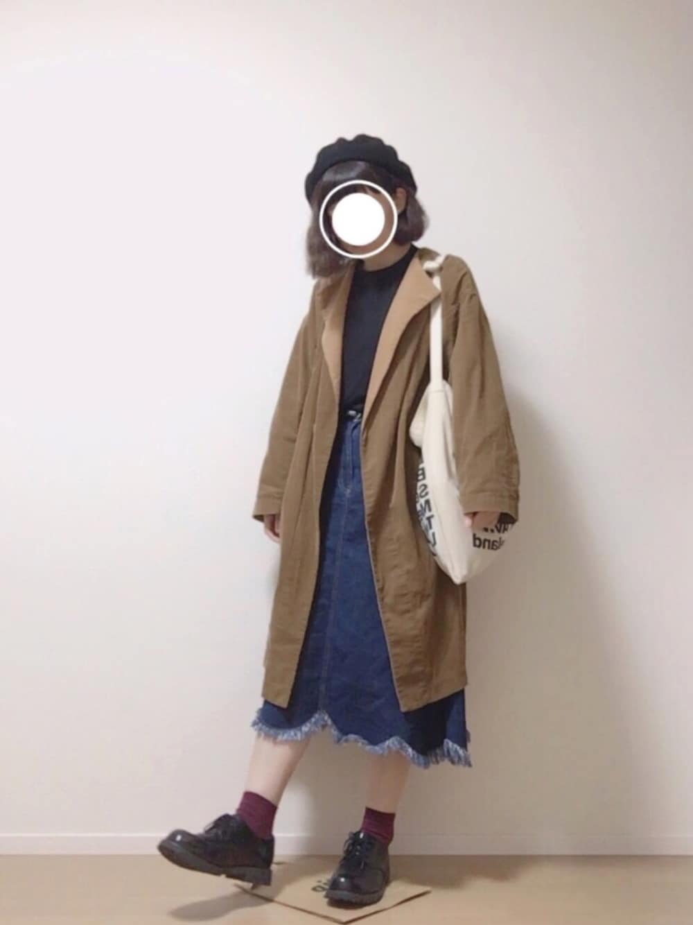 「秋コーデ、休日スタイル、シンプル、プチプラ、ベレー帽、コーデュロイ、ロングジャケット」｜「MERLOTのスカラップフリンジヘムデニムフレアスカート615-9527（デニムスカート、ブルー系）」を使った、m a n a m i さん（レディース・160cm）の秋コーディネートの1枚目の写真