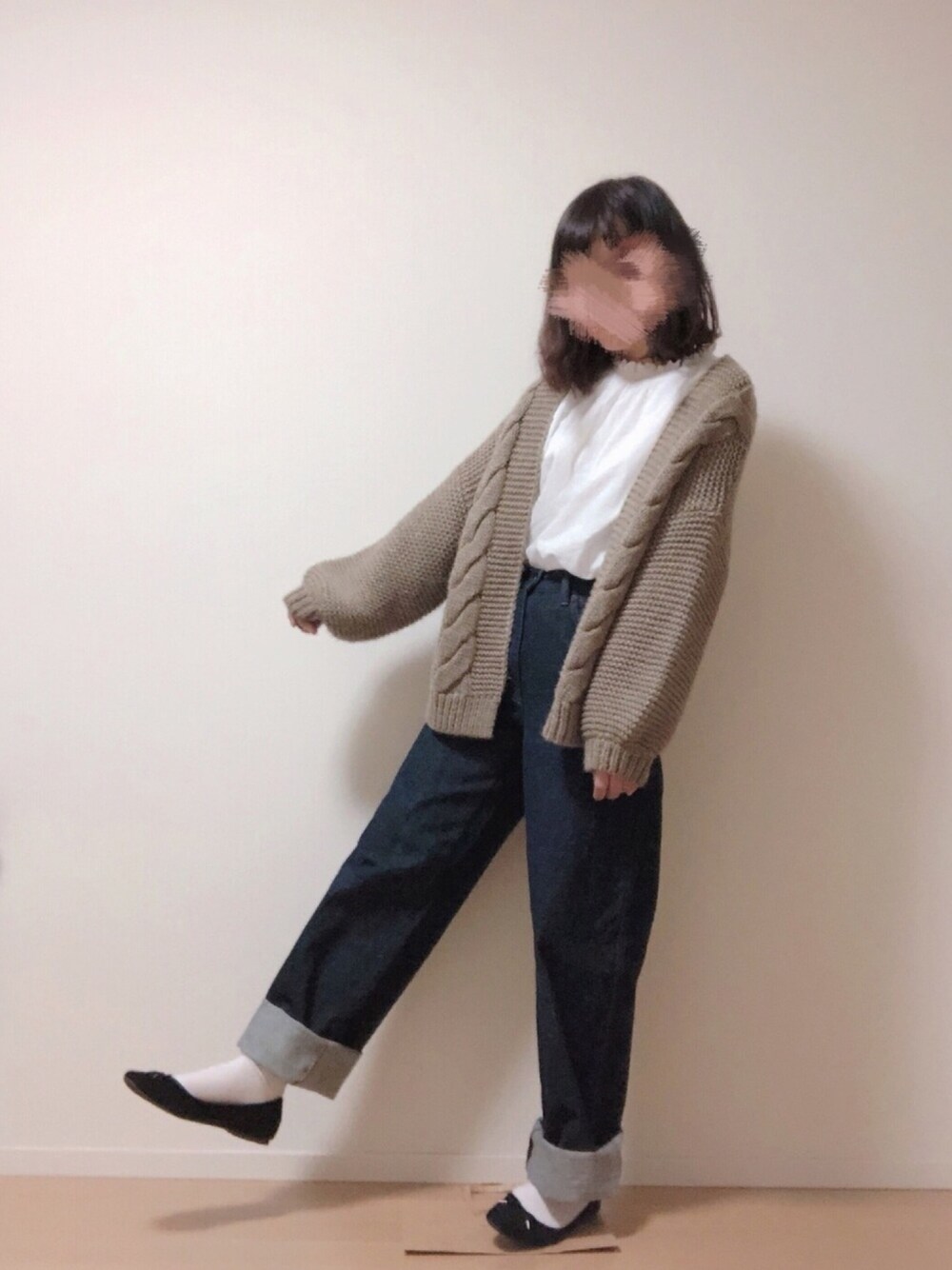「カジュアルコーデ、オトナカジュアル、シンプル、春コーデ、カーディガン、ハイライズワイドストレートジーンズ、デニム、バレエシューズ、ブラウス」｜「GUのアイテム（バレエシューズ、ブラック系）」を使った、m a n a m i さん（レディース・160cm）の春コーディネートの1枚目の写真