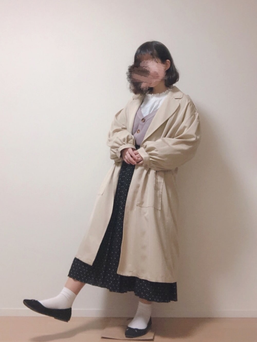 「春、spring、プチプラ、ゆるコーデ、オトナ女子、カーディガン、トレンチコート、プリーツスカート、バレエシューズ」｜「w closetのボリューム袖ライトコート（ジャケット/アウター、ベージュ系）」を使った、m a n a m i さん（レディース・160cm）の春コーディネートの1枚目の写真