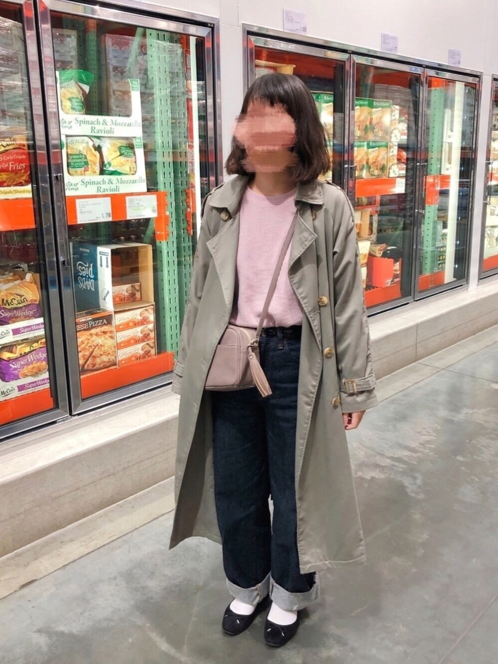 「春コーデ、カジュアル、ootd、デニムパンツ、オトナ女子、シンプル、ハイライズワイドストレートジーンズ、トレンチコート、バレエシューズ、プチプラコーデ」｜「GUのアイテム（バレエシューズ、ブラック系）」を使った、m a n a m i さん（レディース・160cm）の春コーディネートの1枚目の写真