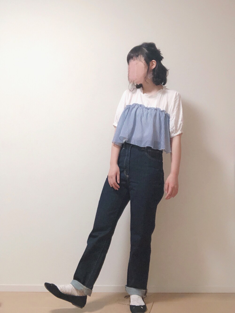「カジュアルコーデ、オトナカジュアル、春コーデ、シンプル、プチプラ、バレエシューズ、ハイウエストストレートジーンズ、おしゃれさんと繋がりたい」｜「ehka sopoのギンガムチェックビスチェ付ブラウス（シャツ/ブラウス、ブルー系）」を使った、m a n a m i さん（レディース・160cm）の春コーディネートの1枚目の写真