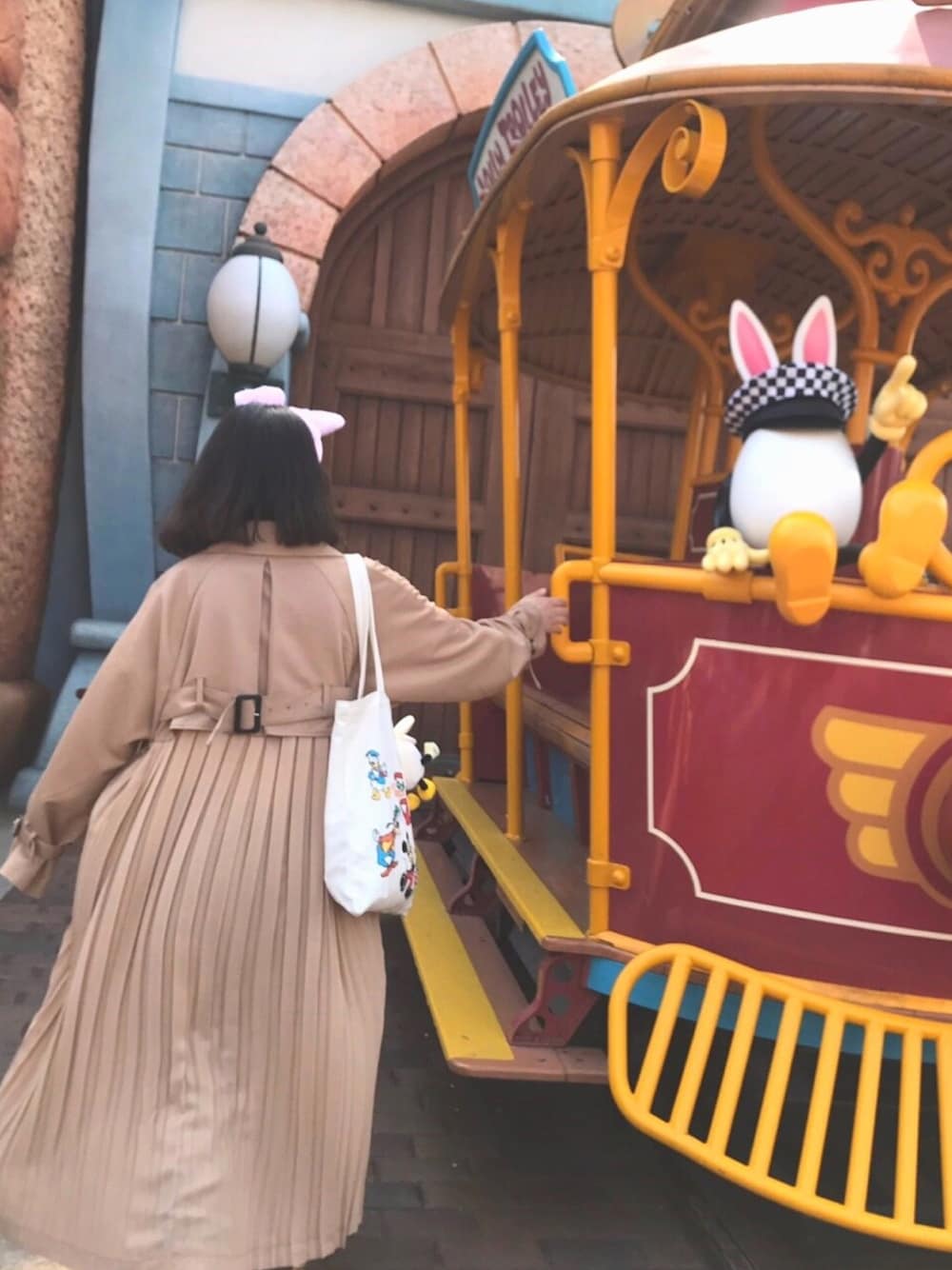 「ディズニー、カジュアル、シンプルコーデ、シンプル、春コーデ、ブラウンコーデ、おしゃれさんと繋がりたい、トレンチコート、バックプリーツ」｜「titivateのﾊﾞｯｸﾌﾟﾘｰﾂﾄﾚﾝﾁｺｰﾄ（トレンチコート、ベージュ系）」を使った、m a n a m i さん（レディース・160cm）の春コーディネートの1枚目の写真