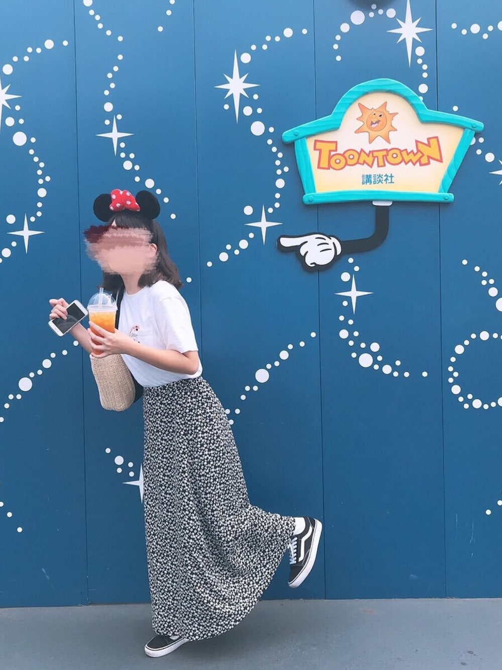 「休日スタイル、シンプルコーデ、プチプラ、ディズニー、ディズニーコーデ、ミニー、花柄スカート、白Tシャツ、スニーカー、かごバッグ」｜「UNIQLOの「ミッキースタンズ」ポケツキT（半袖）（Tシャツ/カットソー、ホワイト系）」を使った、m a n a m i さん（レディース・160cm）の夏コーディネートの1枚目の写真