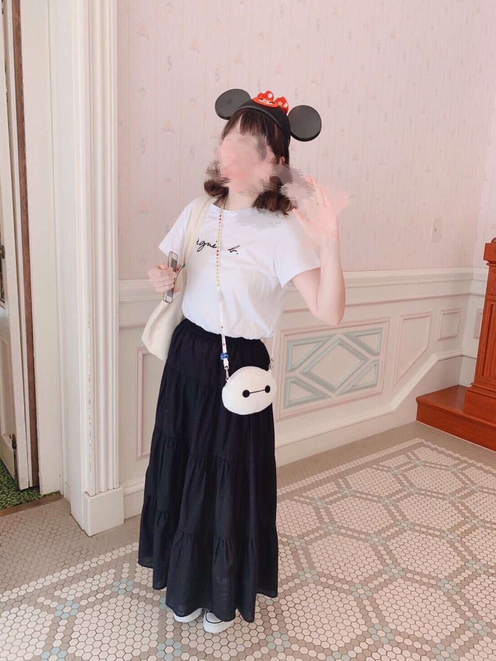 「ゆるコーデ、カジュアルコーデ、夏コーデ、シンプル、アニエスベー、ディズニー、ティアードスカート、黒、白Tシャツ」｜「agnes b.のS137 TS　ロゴTシャツ（Tシャツ/カットソー、ホワイト系）」を使った、m a n a m i さん（レディース・160cm）の夏コーディネートの1枚目の写真