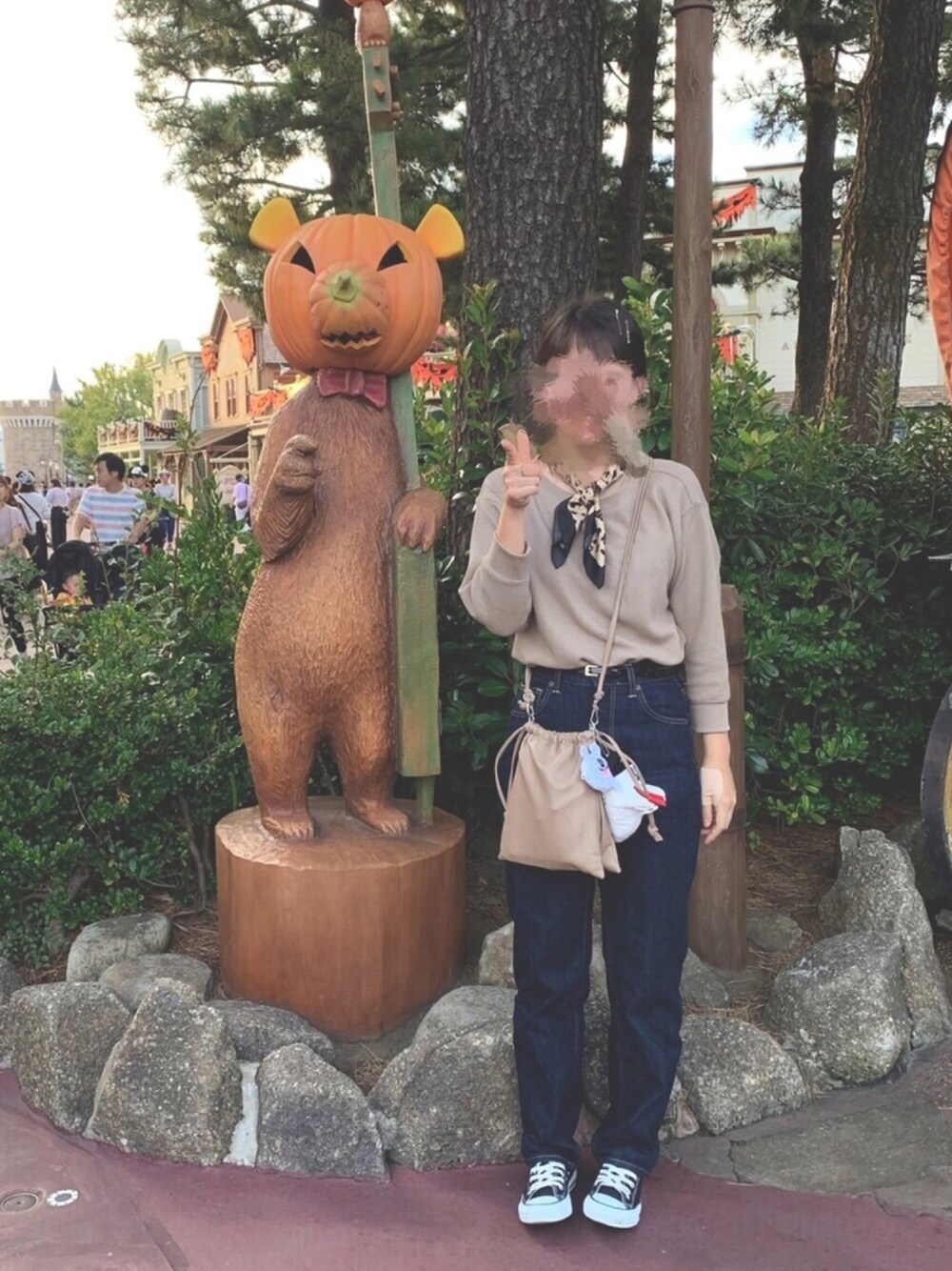 「秋のコーデ、シンプル、プチプラ、オトナカジュアル、ディズニー、ディズニーハロウィン、スカーフ、ベージュ、巾着バッグ」｜「CONVERSEのCONVERSE コンバース ALL STAR OX オールスター オックス（スニーカー、ブラック系）」を使った、m a n a m i さん（レディース・160cm）の秋コーディネートの1枚目の写真