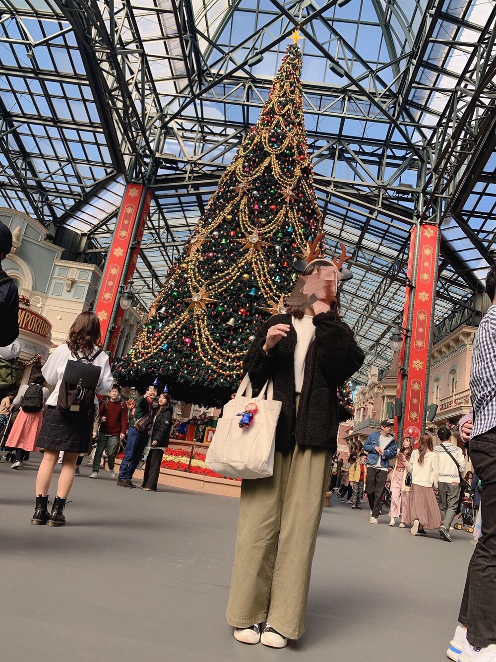 「ゆるコーデ、シンプル、シンプルコーデ、プチプラ、スニーカー、ディズニー、クリスマス」｜「無印良品のアイテム（スニーカー、ブラック系）」を使った、m a n a m i さん（レディース・160cm）の秋コーディネートの1枚目の写真