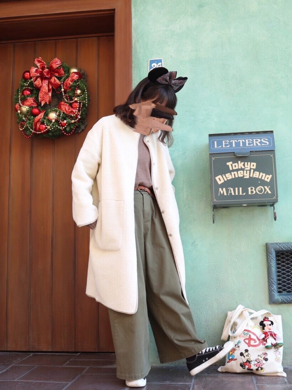 「冬、シンプルコーデ、おしゃれさんと繋がりたい、クリスマスコーデ、クリスマスディズニー、ディズニー、ディズニーコーデ、カチューシャ、シンプル」｜「SENSE OF PLACE by URBAN RESEARCHのリバーシブルボアコート（その他アウター、ホワイト系）」を使った、m a n a m i さん（レディース・160cm）の冬コーディネートの1枚目の写真