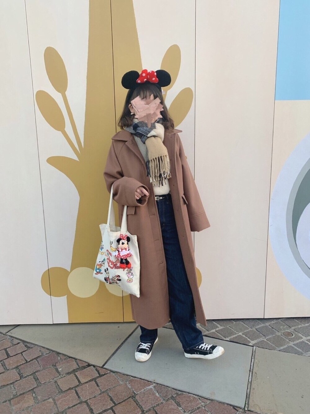 「冬、ミニーちゃん、ディズニー、ディズニーコーデ、コクーンシルエットジーンズ、プチプラ、シンプル、dholic、GU、マフラーぐるぐる」｜「DHOLICのラグランスリーブボクシーロングコート（ダウンジャケット/コート、ブラウン系）」を使った、m a n a m i さん（レディース・160cm）の冬コーディネートの1枚目の写真