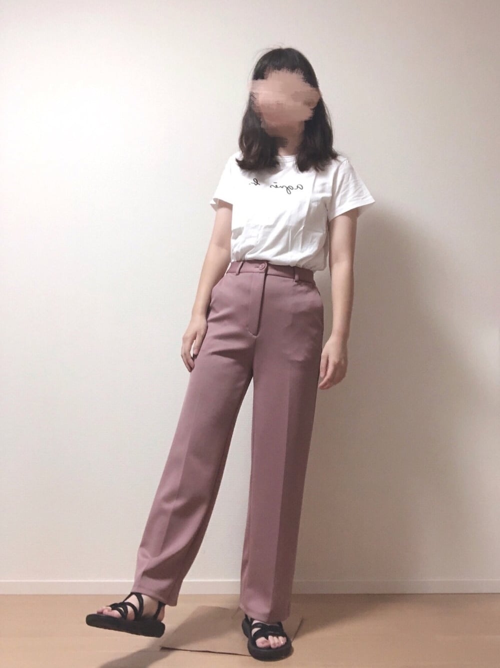 「楽チンコーデ、夏コーデ、シンプルコーデ、シンプル、カラーパンツ、白Tシャツ、スポーツサンダル、GU、お洒落さんとつながりたい」｜「GUのアイテム（パンツ、ピンク系）」を使った、m a n a m i さん（レディース・160cm）の夏コーディネートの1枚目の写真