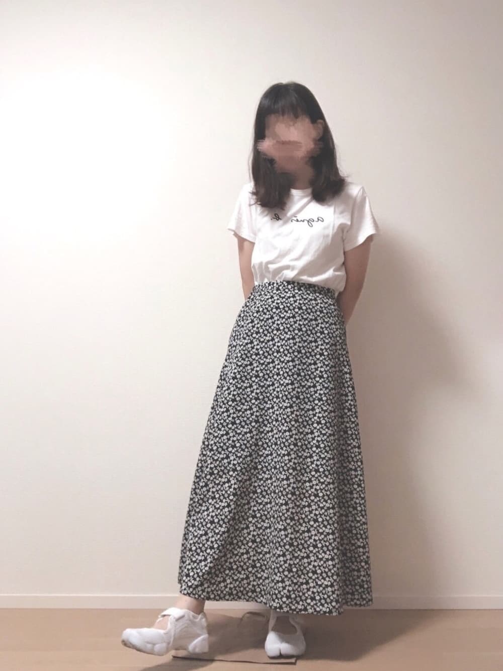 「エアリフト、夏、シンプルコーデ、シンプル、夏コーデ、おしゃれさんと繋がりたい、花柄スカート、白Tシャツ、アニエスベー、白スニーカー」｜「agnes b.のS137 TS　ロゴTシャツ（Tシャツ/カットソー、ホワイト系）」を使った、m a n a m i さん（レディース・160cm）の夏コーディネートの1枚目の写真