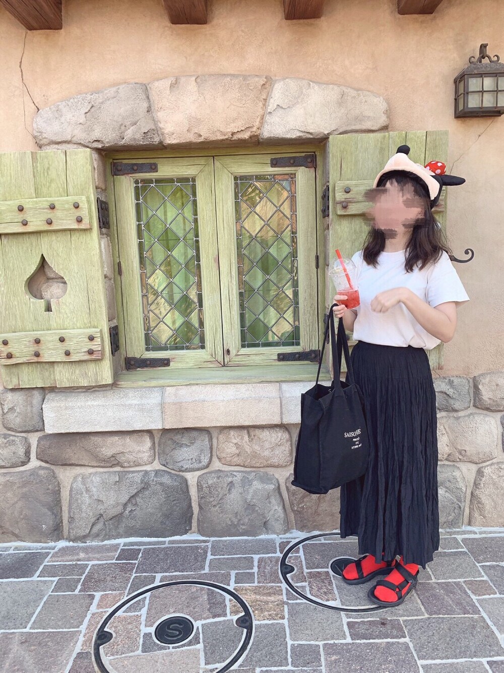 「夏コーデ、プチプラ、シンプル、モノトーン、ディズニー、ミニー、teva、UNIQLO、GU」｜「UNIQLOのツイストプリーツロングスカート（スカート、ブラック系）」を使った、m a n a m i さん（レディース・160cm）の秋コーディネートの1枚目の写真