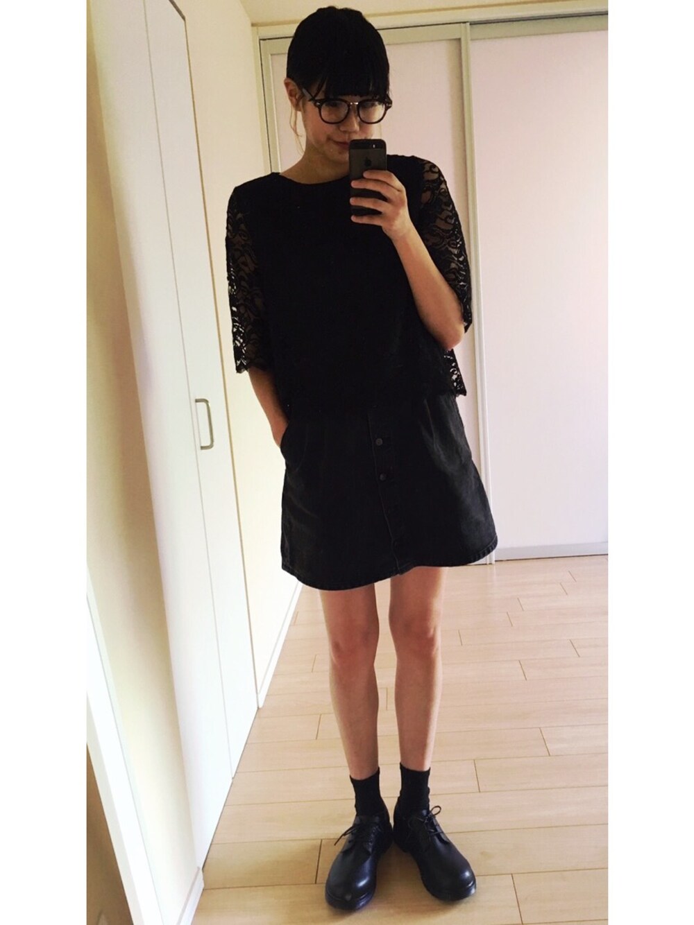 「オールブラック、レース、ブラックデニム」｜「DHOLICのフローラルレースクロップドブラウス（シャツ/ブラウス、ホワイト系）」を使った、shuさん（レディース・172cm）の夏コーディネートの1枚目の写真