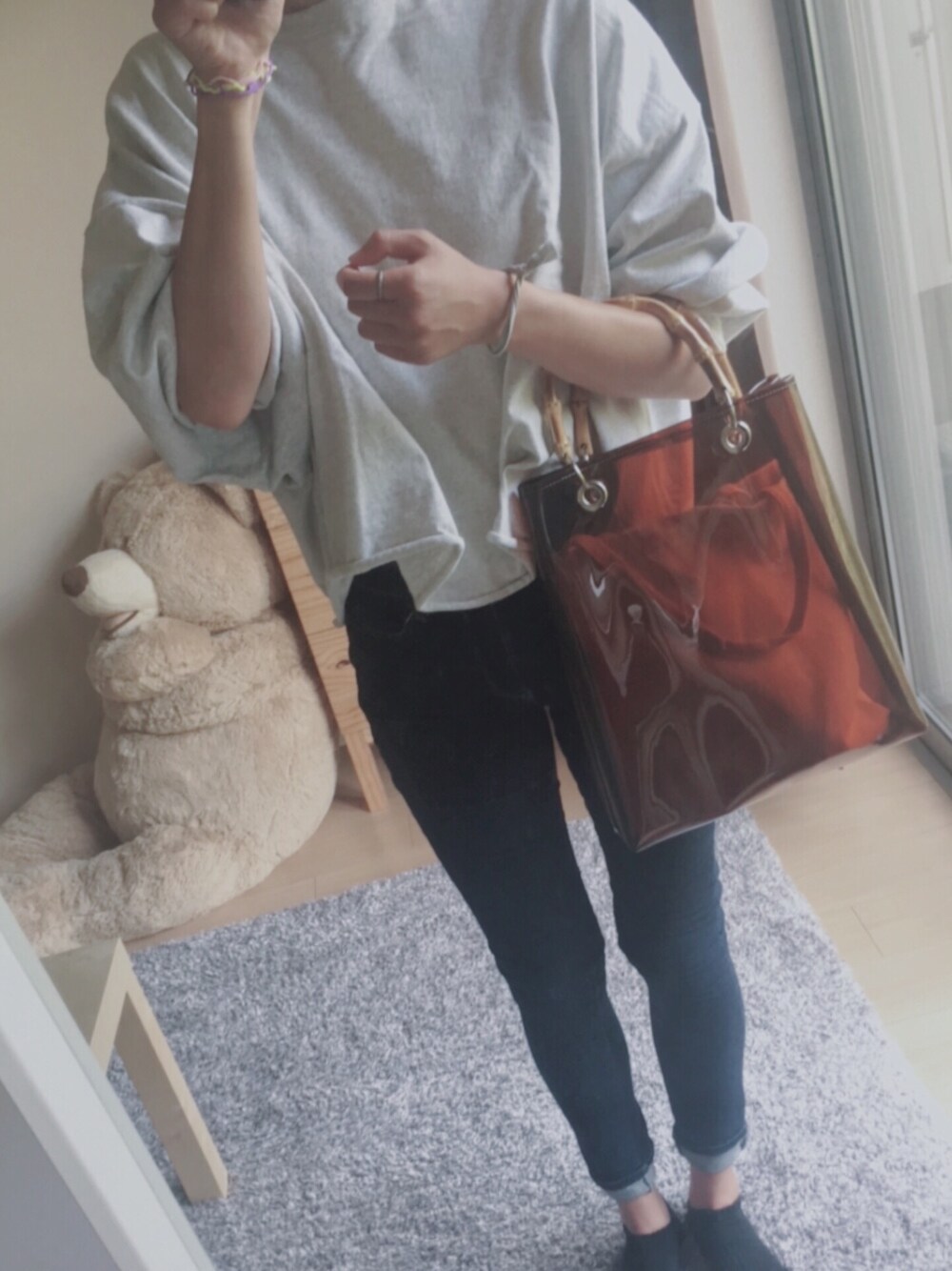「skinny jeans」｜「FREAK'S STOREのバンブークリアトートバッグ（PVCバッグ/インバッグ付き）（トートバッグ、ブラウン系）」を使った、shuさん（レディース・172cm）の秋コーディネートの1枚目の写真
