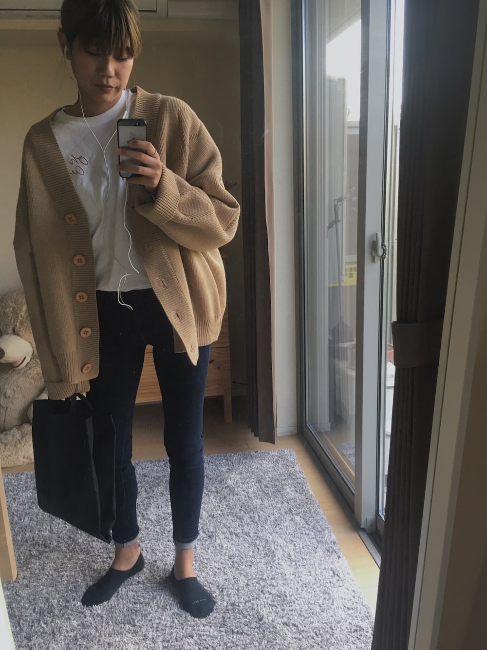 「denim、skinny、cardigan、beige、autumn、fall、ootd、fashion」｜「UNIQLOのウルトラストレッチジーンズ（デニムパンツ、ブルー系）」を使った、shuさん（レディース・173cm）の秋コーディネートの1枚目の写真
