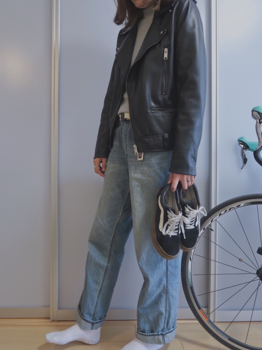 「ライダース、デニム、VANS、カジュアル、オトナカジュアル、冬コーデ、ootd、outfit」｜「H&Mのアイテム（ライダースジャケット、ブラック系）」を使った、shuさん（レディース・173cm）の冬コーディネートの1枚目の写真
