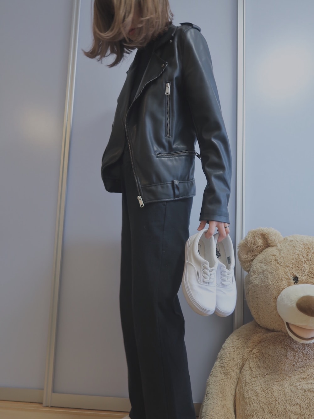 「ライダース、オールブラック、ブラック、VANS、ootd、outfit」｜「H&Mのアイテム（ライダースジャケット、ブラック系）」を使った、shuさん（レディース・173cm）の冬コーディネートの1枚目の写真
