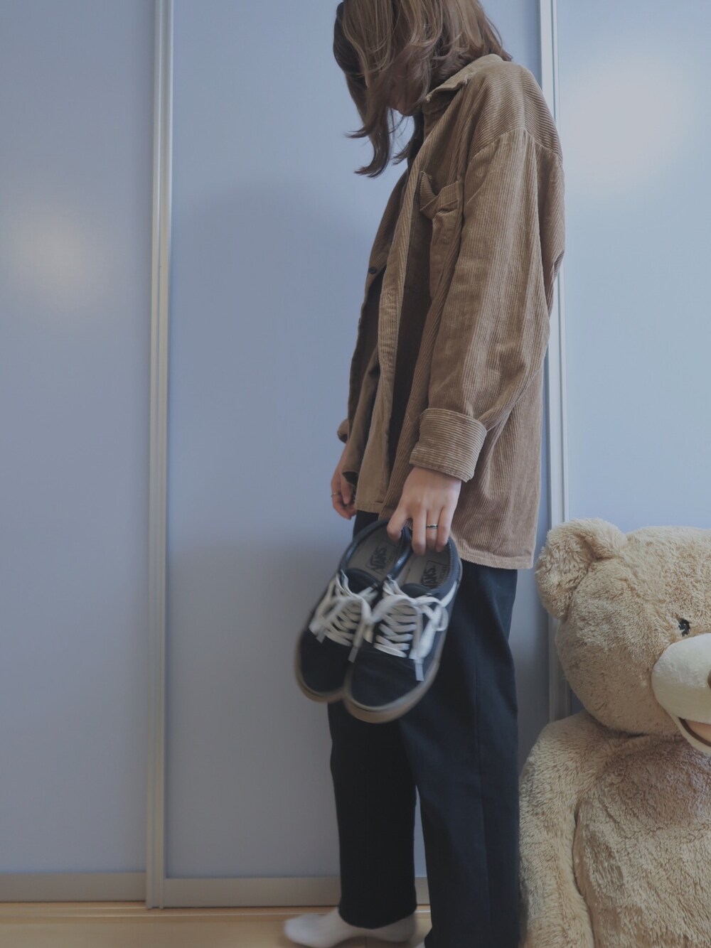 「コーデュロイ、ベージュ、オーバーサイズ、シャツスタイル、VANS、ootd、outfit」｜「VANSのVANS ヴァンズ OLD SKOOL オールドスクール V36CL CVS BLACK（スニーカー、ブラック系）」を使った、shuさん（レディース・173cm）の冬コーディネートの1枚目の写真
