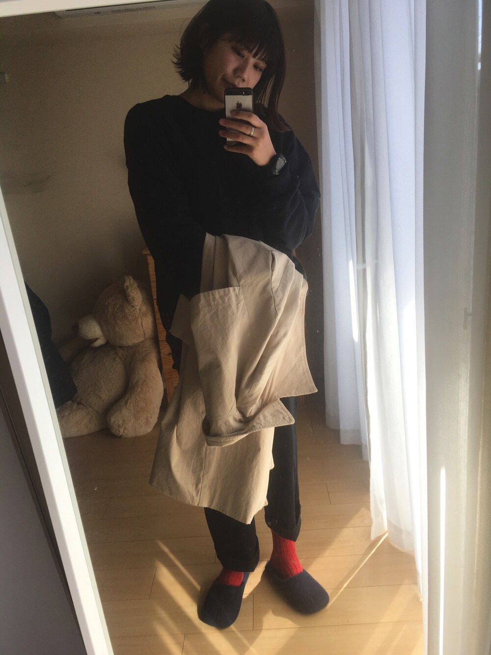 「カジュアル、ブラック」｜「DHOLICのアイテム（トレンチコート、ベージュ系）」を使った、shuさん（レディース・173cm）の冬コーディネートの1枚目の写真