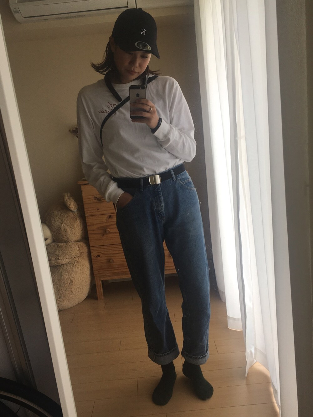 「シロシャツ、カジュアル、デニム、キャップ」｜「BEAMSのNEW ERA × BEAMS / 別注 チビロゴ ベースボール キャップ 17FW（キャップ、ブルー系）」を使った、shuさん（レディース・173cm）の春コーディネートの1枚目の写真