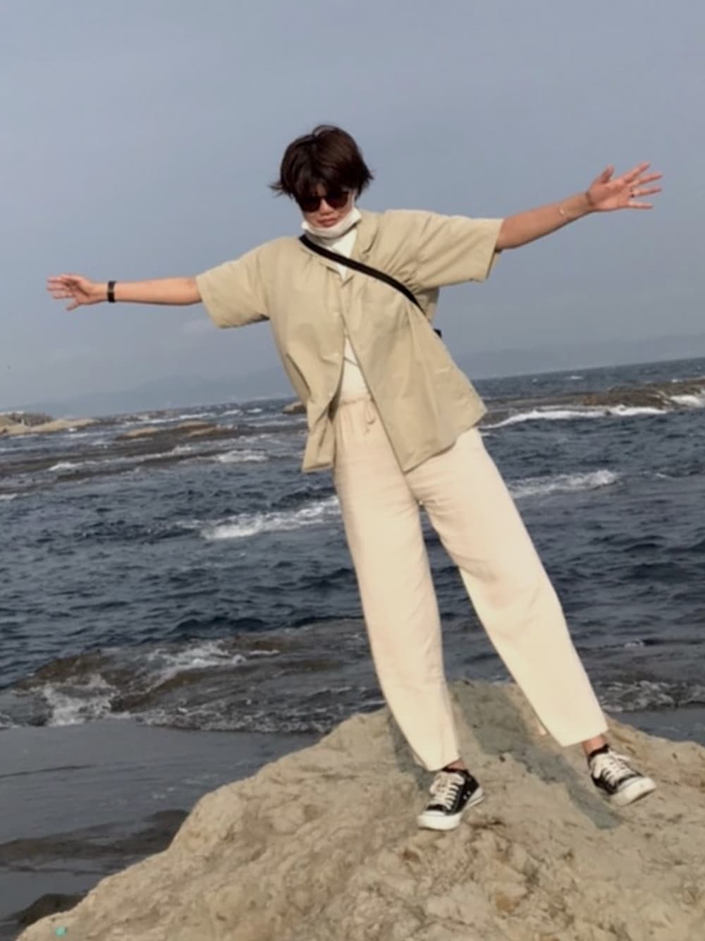 「summer、カジュアル、ベージュ、シャツスタイル、コンバース」｜「HELLY HANSENのアイテム（トップス、ベージュ系）」を使った、shuさん（レディース・173cm）の夏コーディネートの1枚目の写真