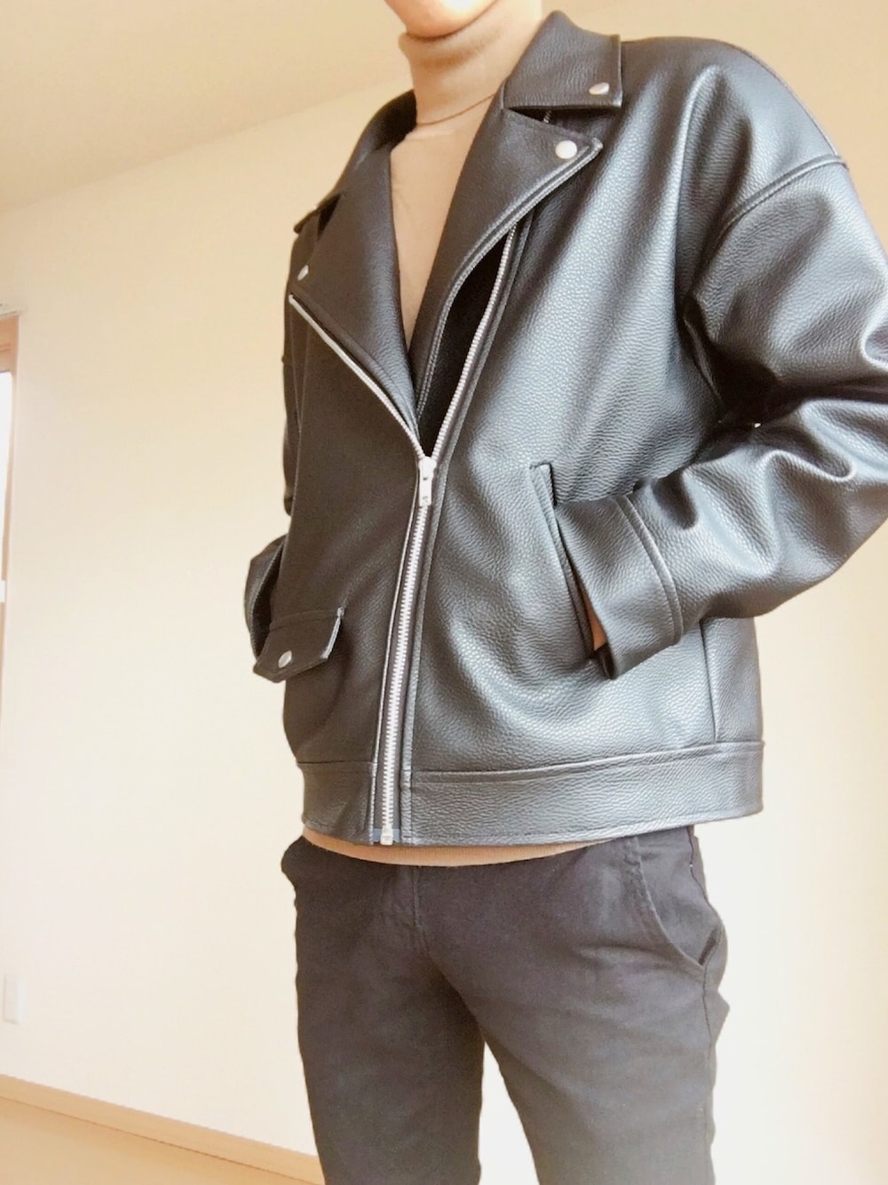 「dholic、ライダース、ブラック、タートルネック、ブラウン、スキニー」｜「DHOLICのアイテム（ライダースジャケット、ブラック系）」を使った、PITRYUさん（メンズ・174cm）の秋コーディネートの1枚目の写真