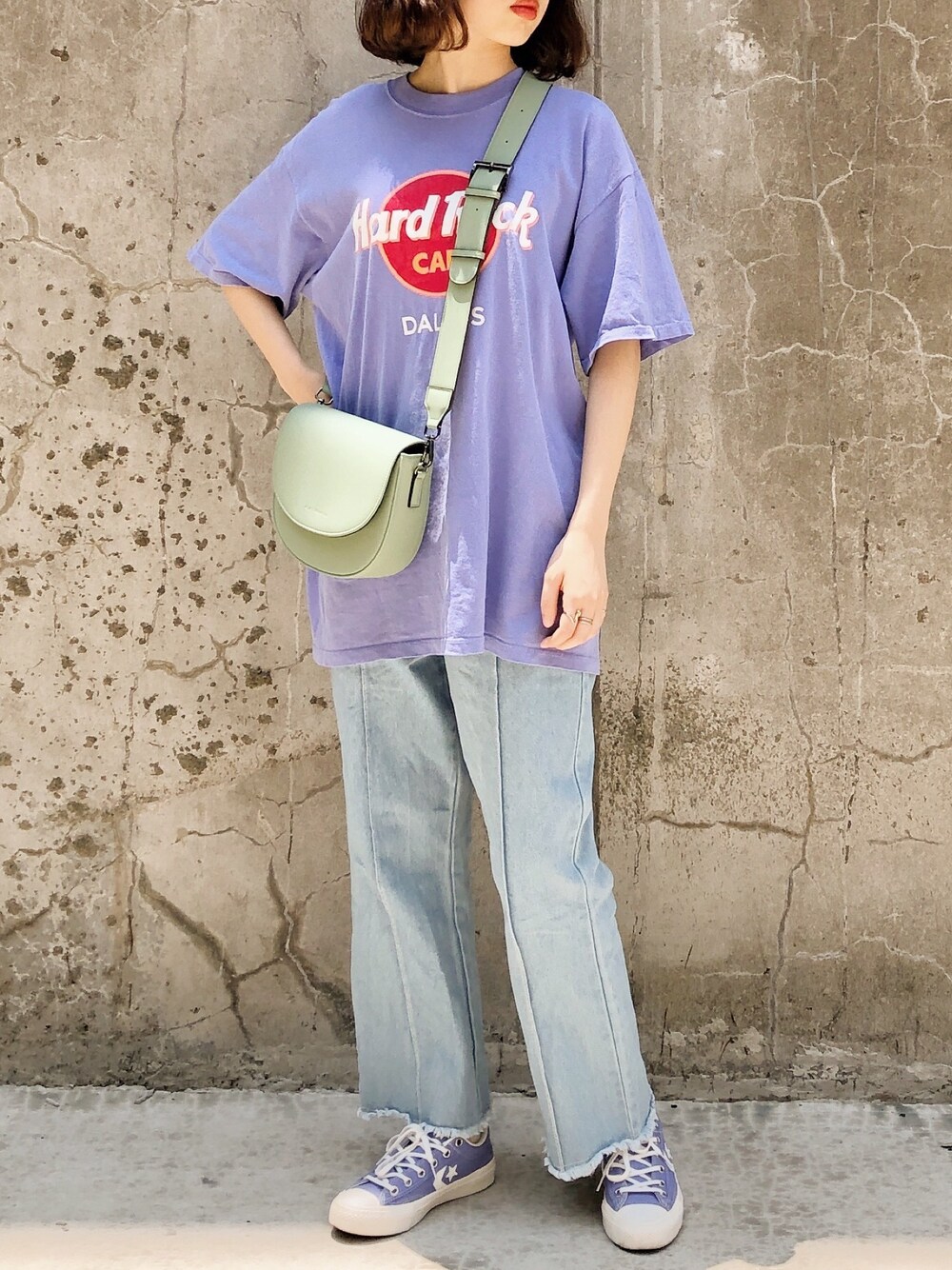 「Hard Rock Cafeのアイテム（Tシャツ/カットソー、パープル系）」を使った、pywejimさん（レディース・160cm）の春コーディネートの1枚目の写真