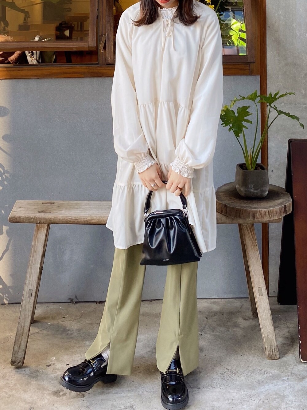 「MOUSSYのアイテム（トートバッグ、ブラック系）」を使った、pywejimさん（レディース・160cm）の冬コーディネートの1枚目の写真