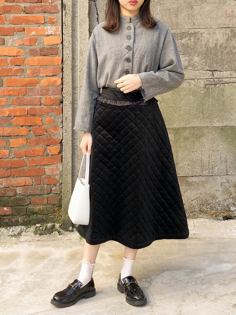「ehka sopoのベルトフリンジローファー（ローファー、ブラック系）」を使った、pywejimさん（レディース・160cm）の冬コーディネートの1枚目の写真