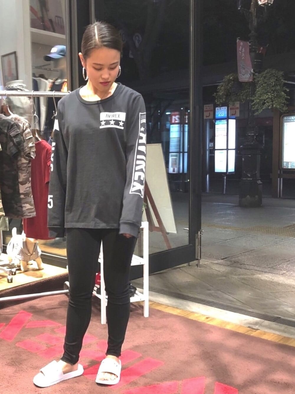 「シンプル、AVIREX、オールブラック、ロンT、ラフ、低身長、ロングTシャツ、ティーシャツ、AVIREX仙台、シャワーサンダル」｜「AVIREXのL-LS CREW TEE SLEEVE（Tシャツ/カットソー、ブラック系）」を使った、沙絵さん（レディース・153cm）の夏コーディネートの1枚目の写真