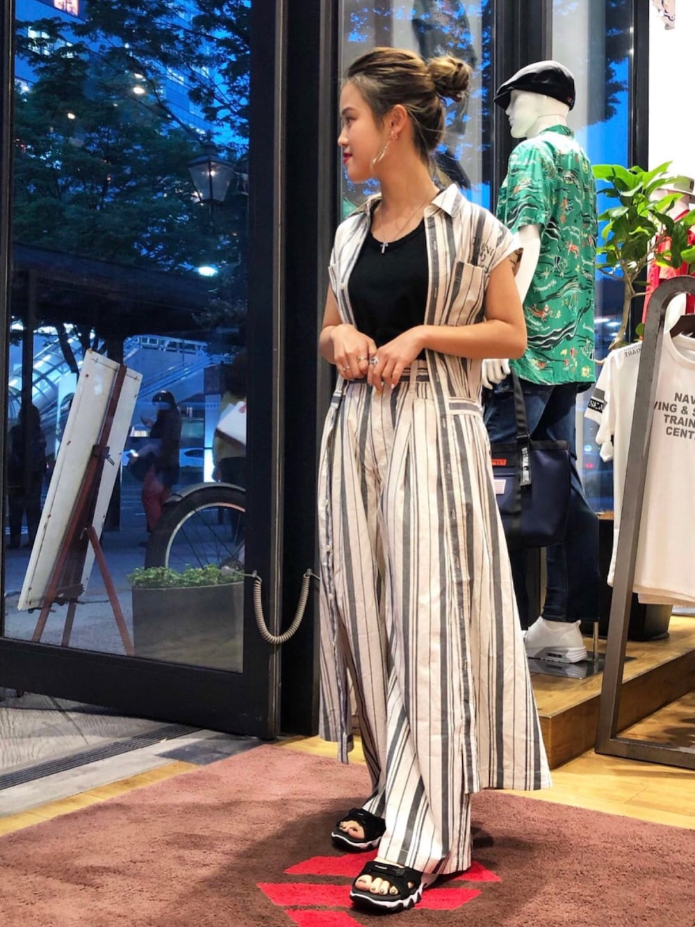 「ワンピース、アメカジ、AVIREX、タンクトップ、ootd、夏コーデ、低身長、ノースリーブワンピース、AVIREX仙台、オトナ女子」｜「AVIREXのスリーブレスシャツワンピース/ SLEEVELESS STRIPE SHIRTS ONEPIECE（シャツワンピース、ブラック系）」を使った、沙絵さん（レディース・153cm）の夏コーディネートの1枚目の写真