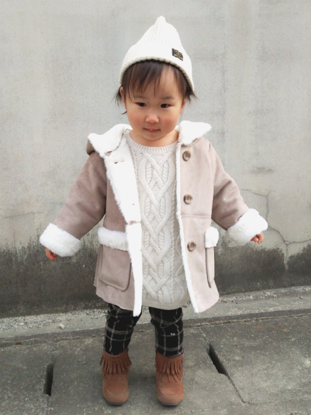 「キッズコーデ、おんなのこ、2歳、ニット帽、ムートンコート、ニットワンピース、韓国子供服、GLOBAL WORK」｜「韓国子供服のアイテム（パンツ、ブラック系）」を使った、Rei＊さん（キッズ・90cm）の冬コーディネートの1枚目の写真