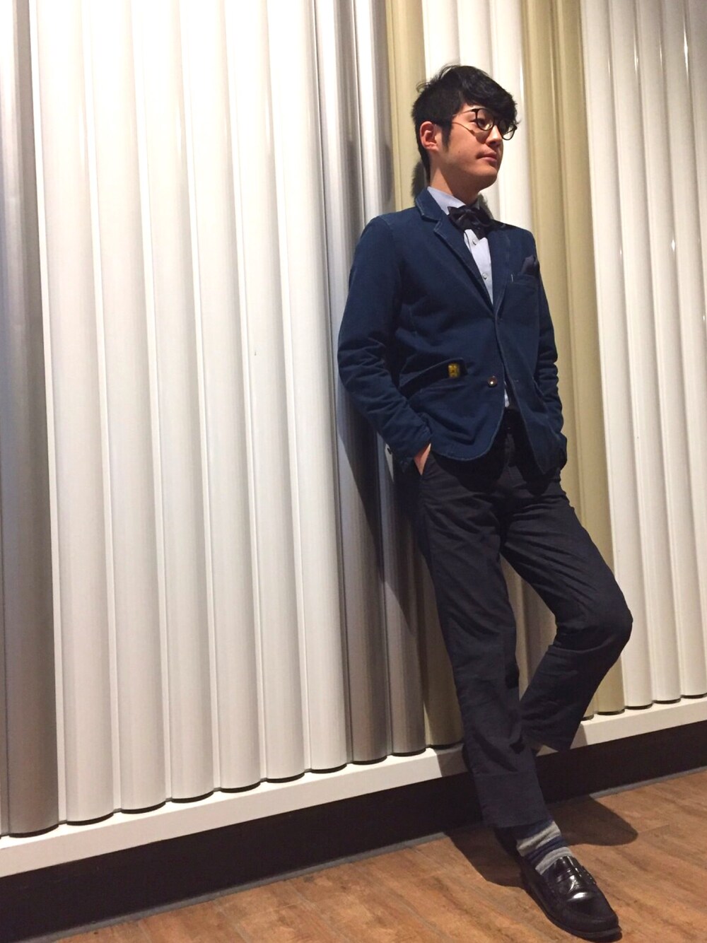「デニム、トランスコンチネンツ、デニムジャケット、蝶ネクタイ、オトナカジュアル」｜「TRANS CONTINENTSのカットデニムジャケット（デニムジャケット、ブルー系）」を使った、タカハシさん（メンズ・171cm）の冬コーディネートの1枚目の写真