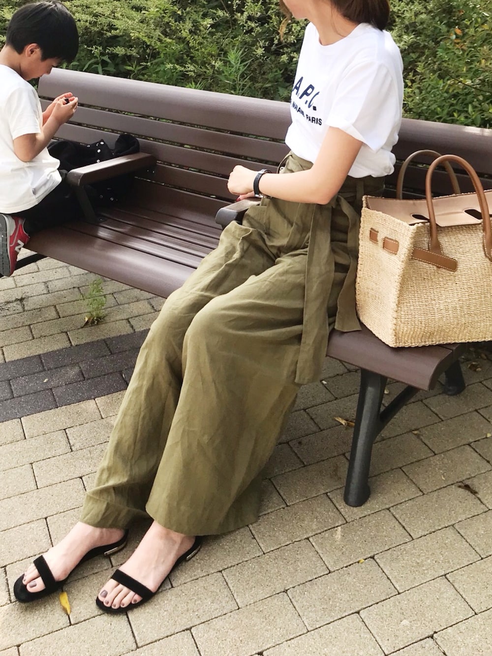 「シンプルコーデ、オトナカジュアル、ロゴT、今日のコーデ、ワイドパンツ、オトナ女子、大人カジュアル、ザラ」｜「A.P.C.のT-SHIRTS JIMMY RUE MADAME emb 19PC JPS（Tシャツ/カットソー、ホワイト系）」を使った、minminmaaaさん（レディース・168cm）の春コーディネートの1枚目の写真
