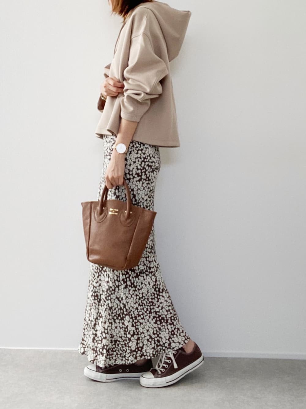 「UNIQLO、ユニクロ、高身長女子、花柄スカート、ママコーデ、ママファッション、オトナカジュアル、大人カジュアル」｜「UNIQLOのドライソフトスウェットプルパーカ（長袖）（パーカー、ベージュ系）」を使った、minminmaaaさん（レディース・168cm）の秋コーディネートの1枚目の写真