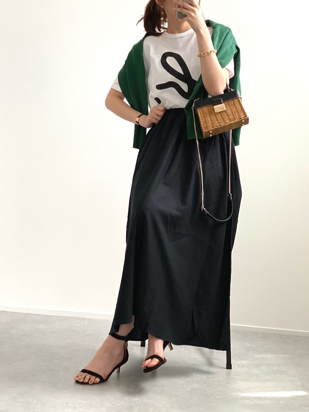 「春夏コーデ、休日コーデ、大人カジュアル、ロゴT、ロングスカート、ZARA、フレアスカート、ママコーデ、グリーン」｜「IENAのfilartex クルーネックアンサンブル ◆（アンサンブル、グリーン系）」を使った、minminmaaaさん（レディース・168cm）の春コーディネートの1枚目の写真