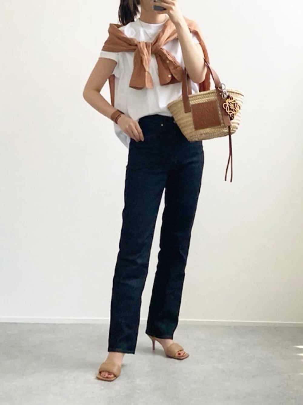 「初夏コーデ、オトナカジュアル、シンプルコーデ、UNIQLO、ユニクロ、高身長女子、着回しコーデ、かごバッグ」｜「classicalelfの綿100%USAコットン、大人のモックネックTシャツ。（Tシャツ/カットソー、ホワイト系）」を使った、minminmaaaさん（レディース・168cm）の夏コーディネートの1枚目の写真