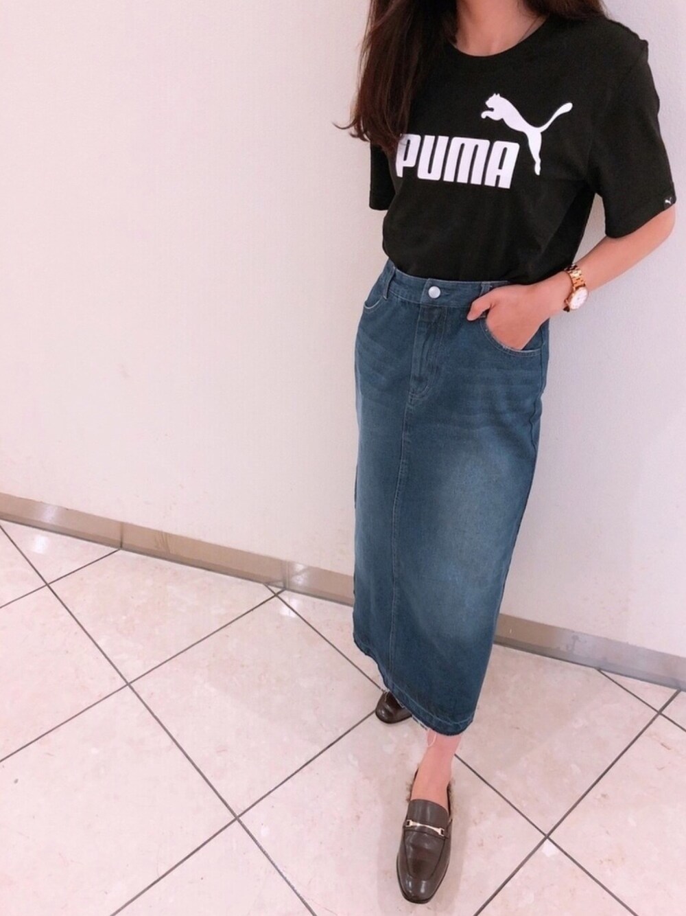 「デニムスカート、スカート、PUMA、カジュアル、Tシャツ、デニム、スポーツミックス、スリッポン」｜「PUMAの【PUMA / プーマ】ロゴプリントデザイン Tシャツ（Tシャツ/カットソー、ブラック系）」を使った、niina さん（レディース・155cm）の夏コーディネートの1枚目の写真