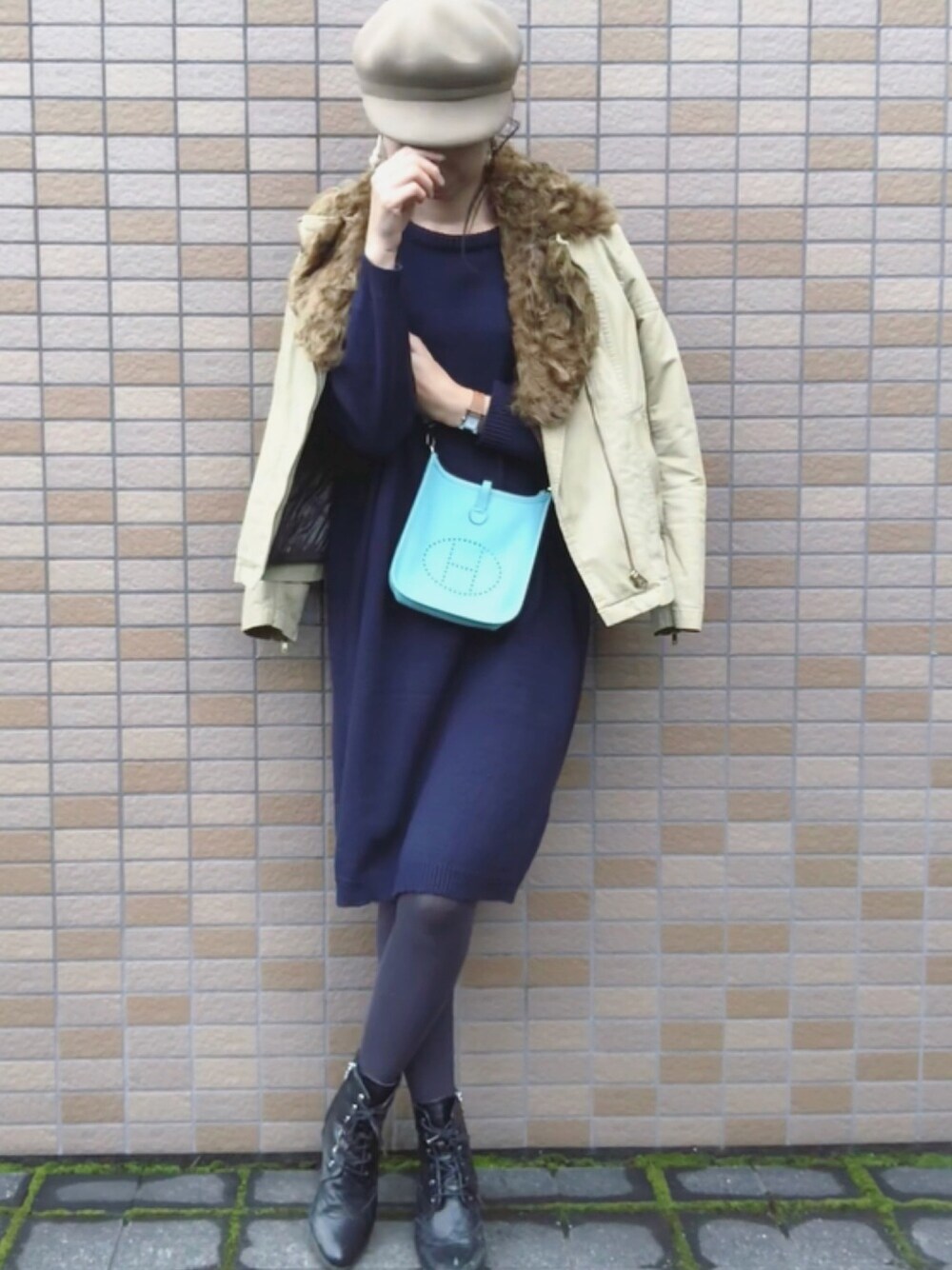 ブルー系のワンピース、ベージュ系のミリタリージャケット、ブラック系のブーツを着用したレディースの秋コーディネートの1枚目の写真