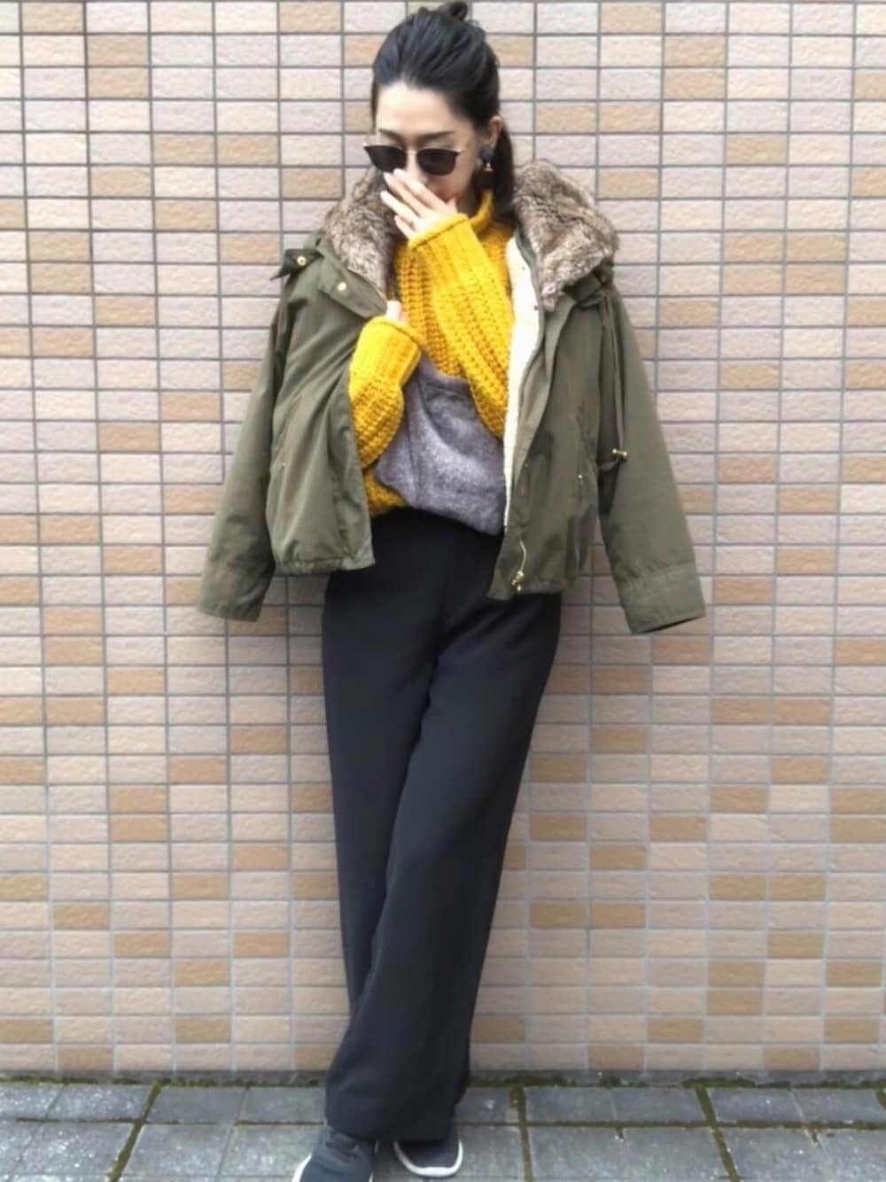 ブラック系のスラックス、グリーン系のモッズコート、グレー系のショルダーバッグを着用したレディースの冬コーディネートの1枚目の写真