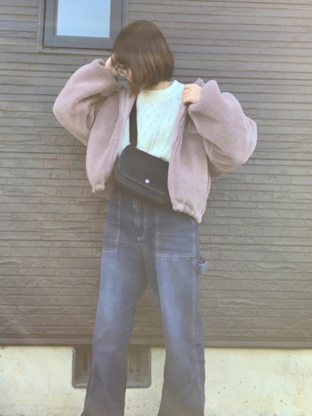 「年末WEAR感謝祭、冬コーデ、シンプル、プチプラ、ゆるニット、オトナカジュアル、ラクチンコーデ、秋冬コーデ、ケーブルニット、デニムパンツ」｜「GUのアイテム（ボディバッグ/ウエストポーチ、ブラック系）」を使った、つばささん（レディース・157cm）の冬コーディネートの1枚目の写真