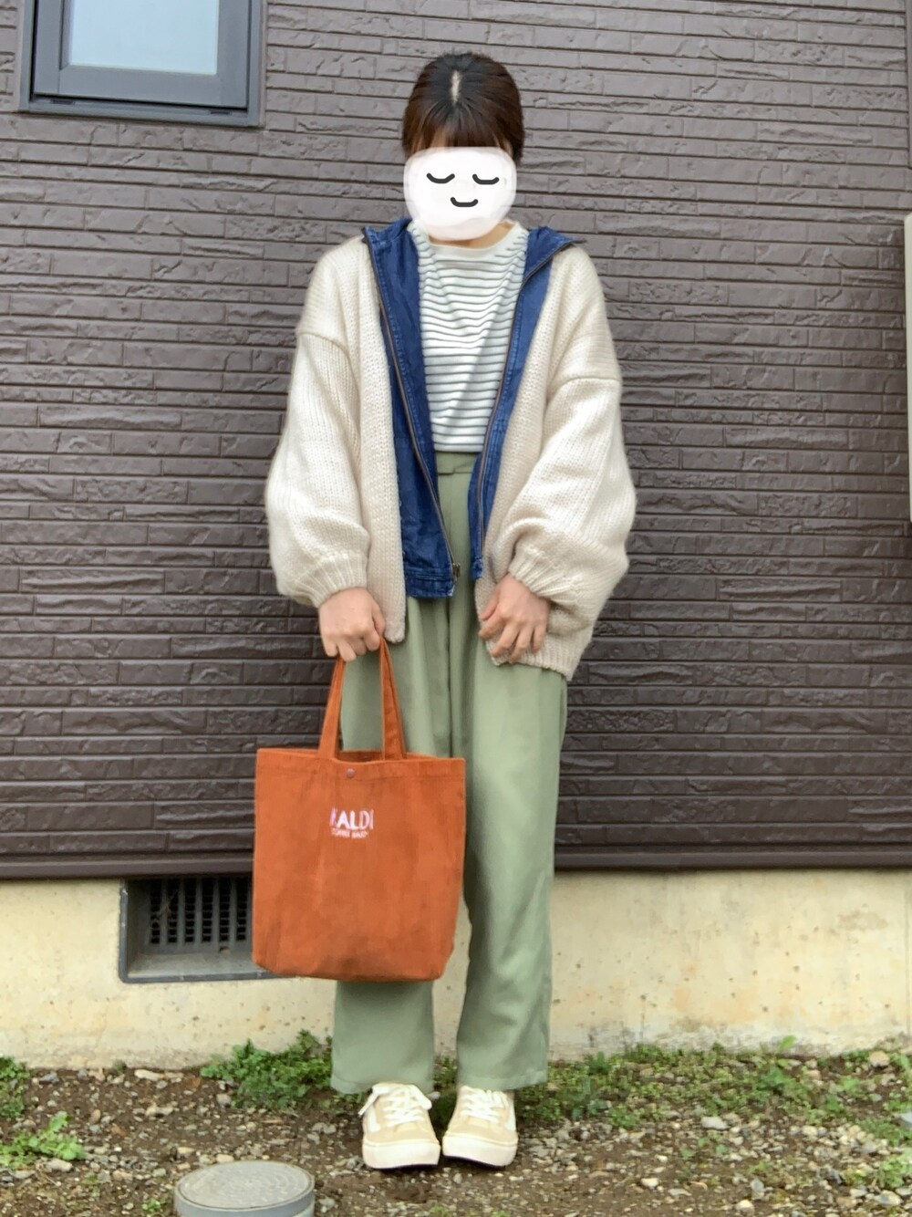 「大人カジュアル、ラクチンコーデ、レイヤードスタイル、スニーカーコーデ、パンツスタイル、おしゃれさんと繋がりたい、ベージュコーデ、レイヤード、春、シンプルコーデ」｜「titivateのﾛｰｹﾞｰｼﾞﾆｯﾄｶｰﾃﾞｨｶﾞﾝ（カーディガン/ボレロ、ホワイト系）」を使った、つばささん（レディース・157cm）の春コーディネートの1枚目の写真