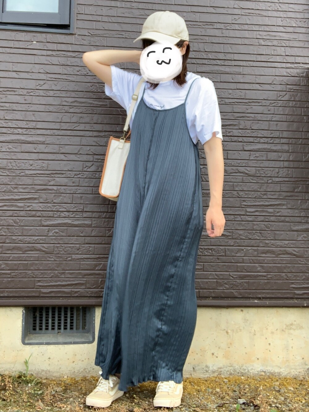 「ゆるコーデ、カジュアル、シンプルコーデ、おしゃれさんと繋がりたい、大人コーデ、プリーツ、サロペット、パンツスタイル、秋カラー、スニーカー」｜「しまむらのアイテム（サロペット/オーバーオール、グリーン系）」を使った、つばささん（レディース・157cm）の夏コーディネートの1枚目の写真