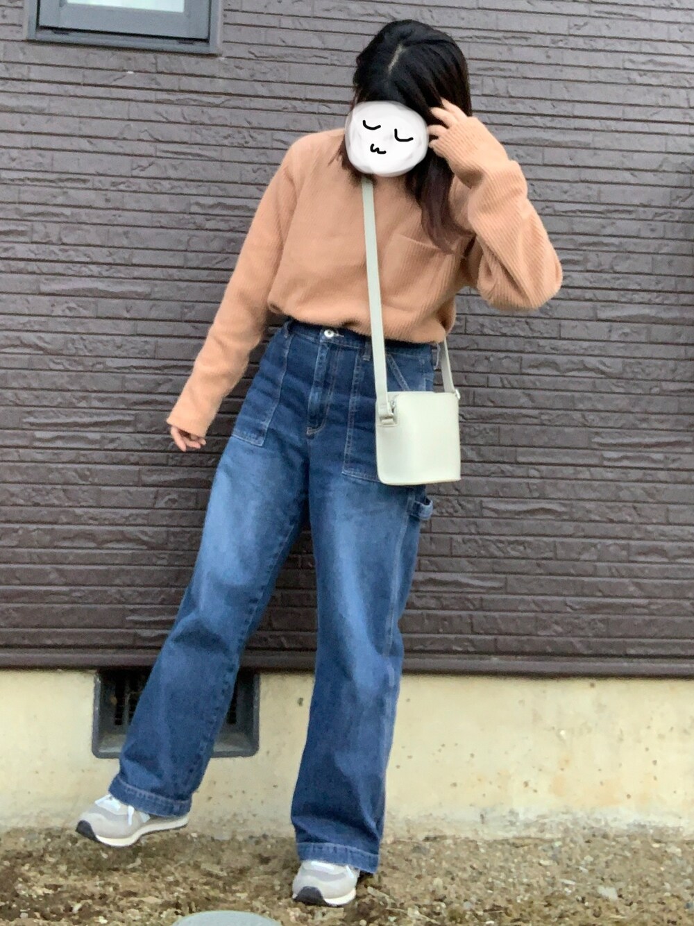 「お洒落さんとつながりたい、ラクチンコーデ、シンプル、デニム、オトナ女子、春、スニーカーコーデ、ブラウン、ワイドパンツ、オトナカジュアル」｜「CIAOPANIC TYPYのミルワッフルクルーネックプルオーバー（Tシャツ/カットソー、ブラウン系）」を使った、つばささん（レディース・157cm）の春コーディネートの1枚目の写真