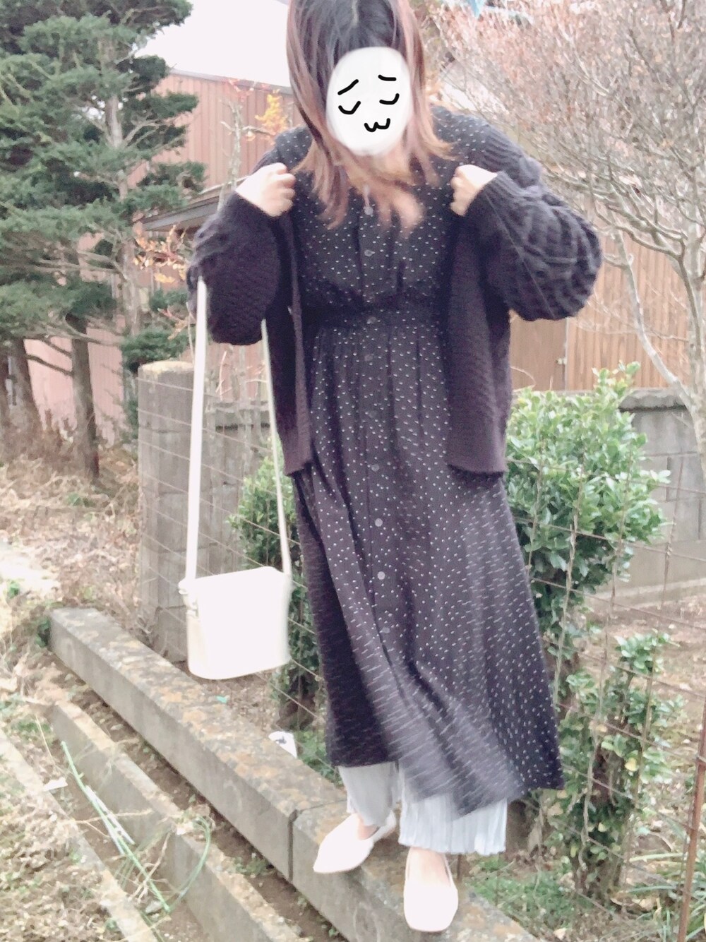 「ブラックコーデ、オトナ女子、プチプラコーデ、プリーツパンツ、ホワイト、スクエアトゥ、ワンピース、カーディガン、GU、大人カジュアル」｜「LOWRYS FARMのＶネックワンピース／ＬＳ　870629（ワンピース、その他）」を使った、つばささん（レディース・157cm）の春コーディネートの1枚目の写真