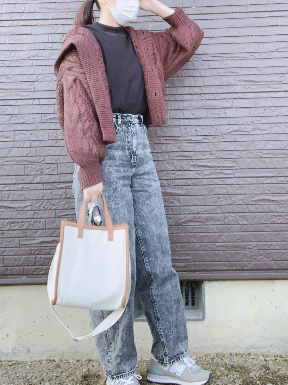 「春めきシューズ、シンプルスタイル、ラクチンコーデ、ゆるコーデ、パンツスタイル、スニーカー、デニムパンツ、ブラックコーデ、カジュアルコーデ、ショート丈トップス」｜「GUのアイテム（デニムパンツ、グレー系）」を使った、つばささん（レディース・157cm）の春コーディネートの1枚目の写真
