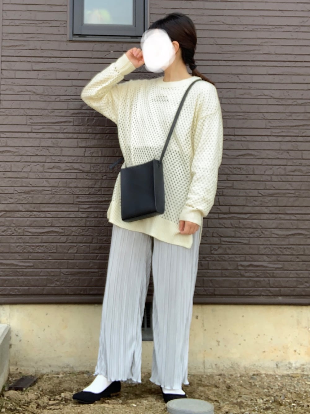 「春、カラーパンツ、大人カジュアル、メッシュ、ハイウエスト、休日スタイル、くすみカラー、プリーツパンツ、オトナ女子、春カラースタイル」｜「DISCOATの【ZOZO限定】メッシュルーズニットプルオーバー（ニット/セーター、ホワイト系）」を使った、つばささん（レディース・157cm）の春コーディネートの1枚目の写真