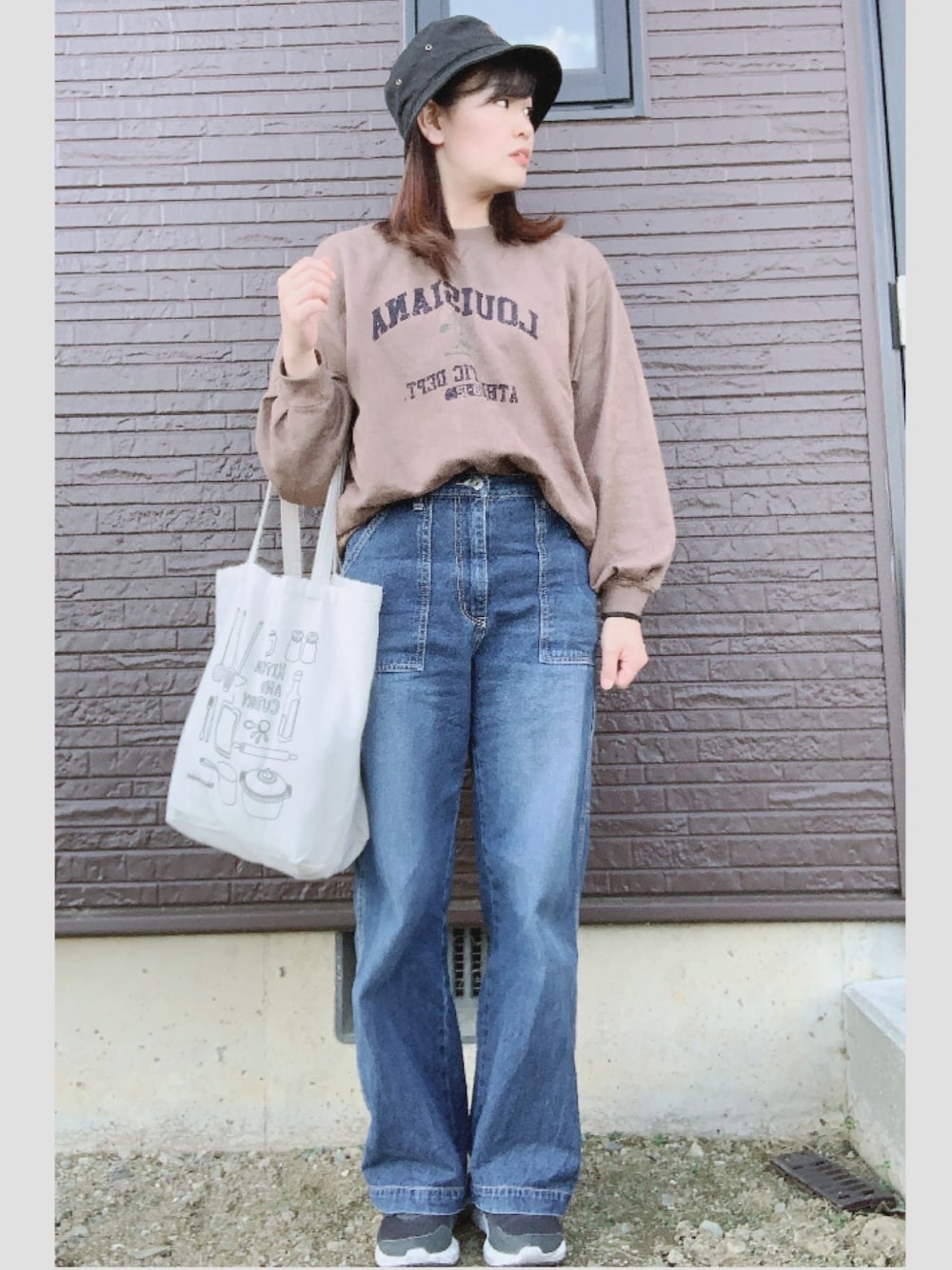 「春、大人カジュアル、パンツスタイル、シンプル、ブラウン、ワイドデニム、スニーカーコーデ、バケットハット、大人コーデ、プチプラコーデ」｜「niko and...のスウェード裏毛プリントプルオーバー（Tシャツ/カットソー、ブラウン系）」を使った、つばささん（レディース・157cm）の春コーディネートの1枚目の写真