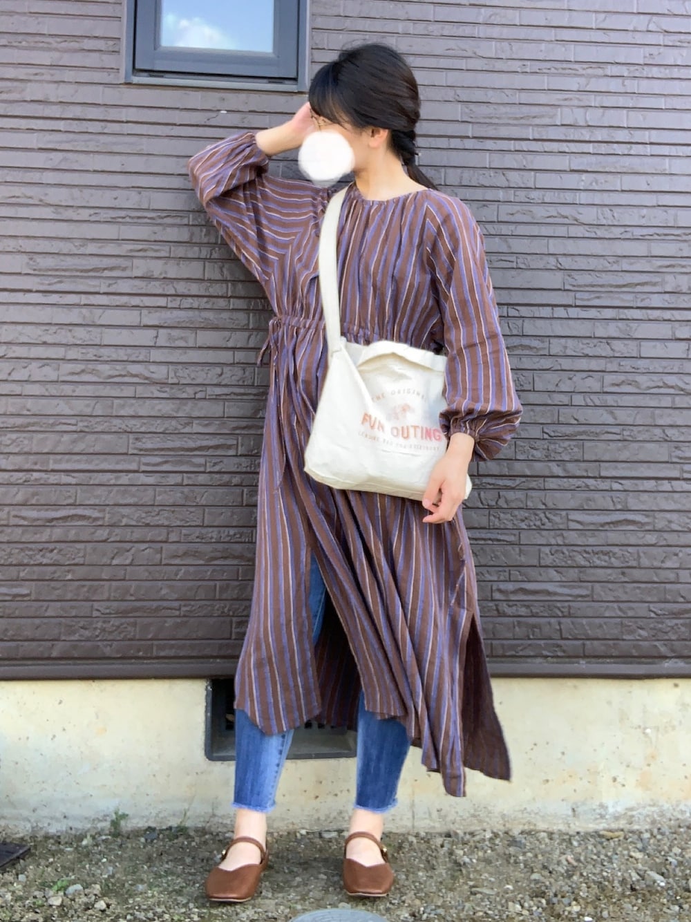「春コーデ、オトナカジュアル、パンツスタイル、ゆるコーデ、ワンピース、パンプス、レイヤードスタイル、プチプラコーデ、デニム、メガネ女子」｜「sakishimatokyoの【ZOZO限定】サキシマamp「ストライプサイドリボンワンピース/ボリューム袖」（シャツワンピース、ブラウン系）」を使った、つばささん（レディース・157cm）の春コーディネートの1枚目の写真